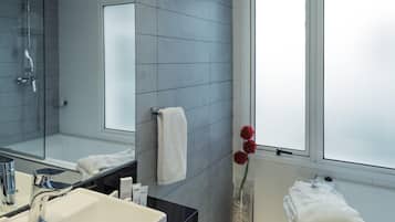 Ropa de cama de alta calidad, cubrecamas y minibar