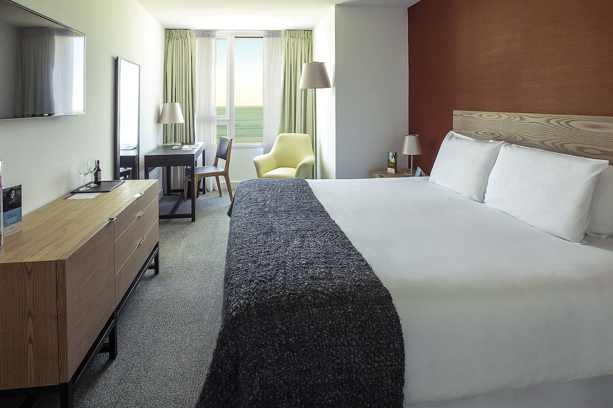 Superior-rum - 1 queensize-säng | Sängtillbehör av högsta kvalitet, duntäcken och minibar