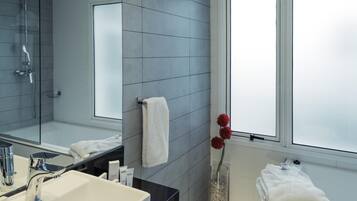 Ropa de cama de alta calidad, edredones de plumas, minibar y caja fuerte