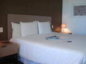 Standard Room, 1 Queen Bed | Premium bedding, down duvets, minibar, in-room safe