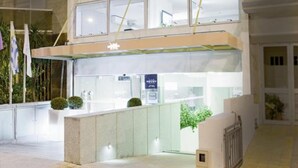 A hotel with a prominent sign reading "Mercure HOTEL" and a modern facade with large windows. - Mercure Montevideo Punta Carretas (Montevideo)