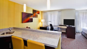 Premium bedding, desk, iron/ironing board, free WiFi