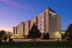 A multi-story hotel with a flat facade, multiple windows, and a sign indicating it is a Marriott Residence Inn. - Residence Inn by Marriott Chicago Wilmette/Skokie (Wilmette)