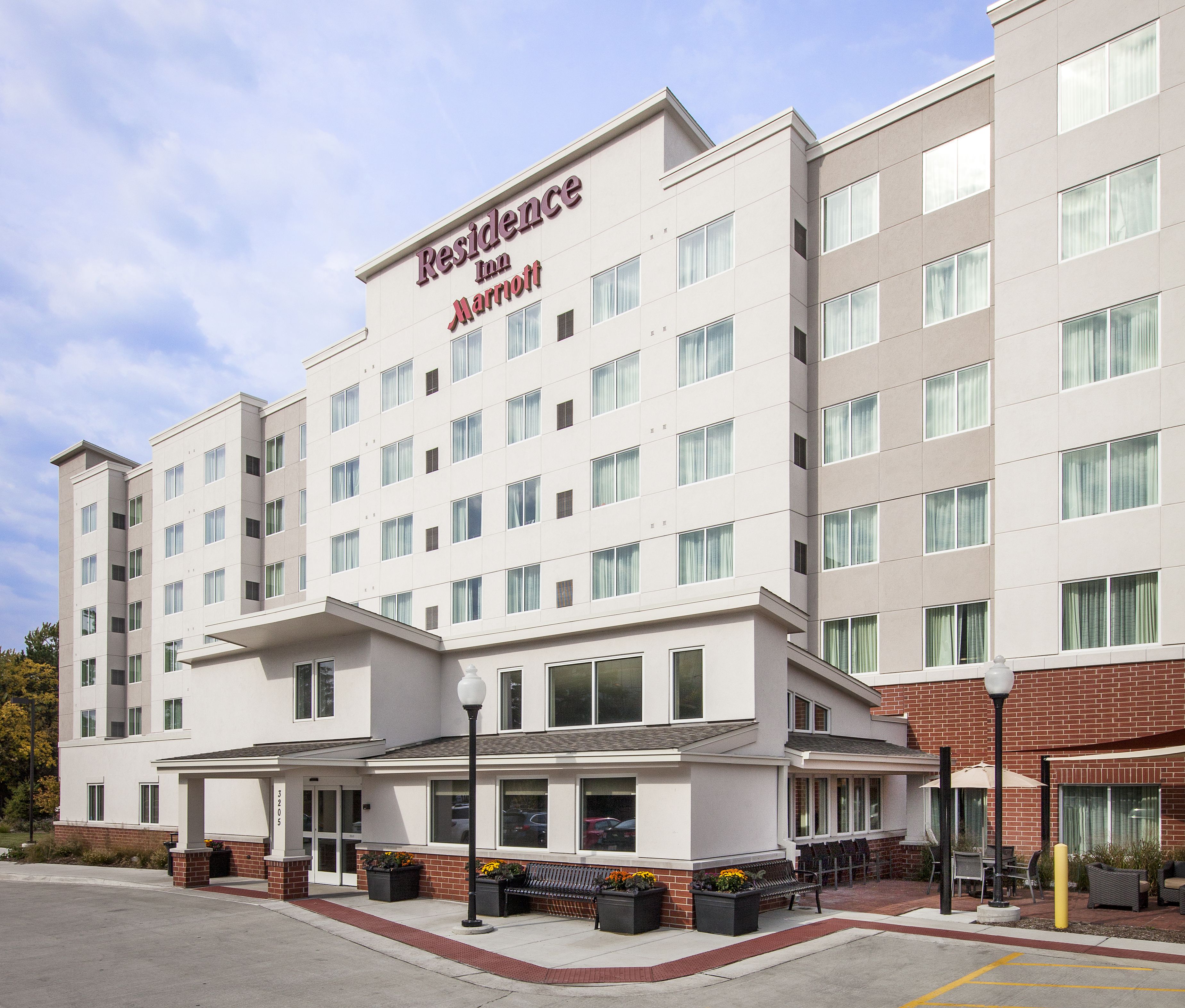 Ein mehrgeschossiges Hotel mit auffälliger Beschilderung für "Residence Inn Marriott".