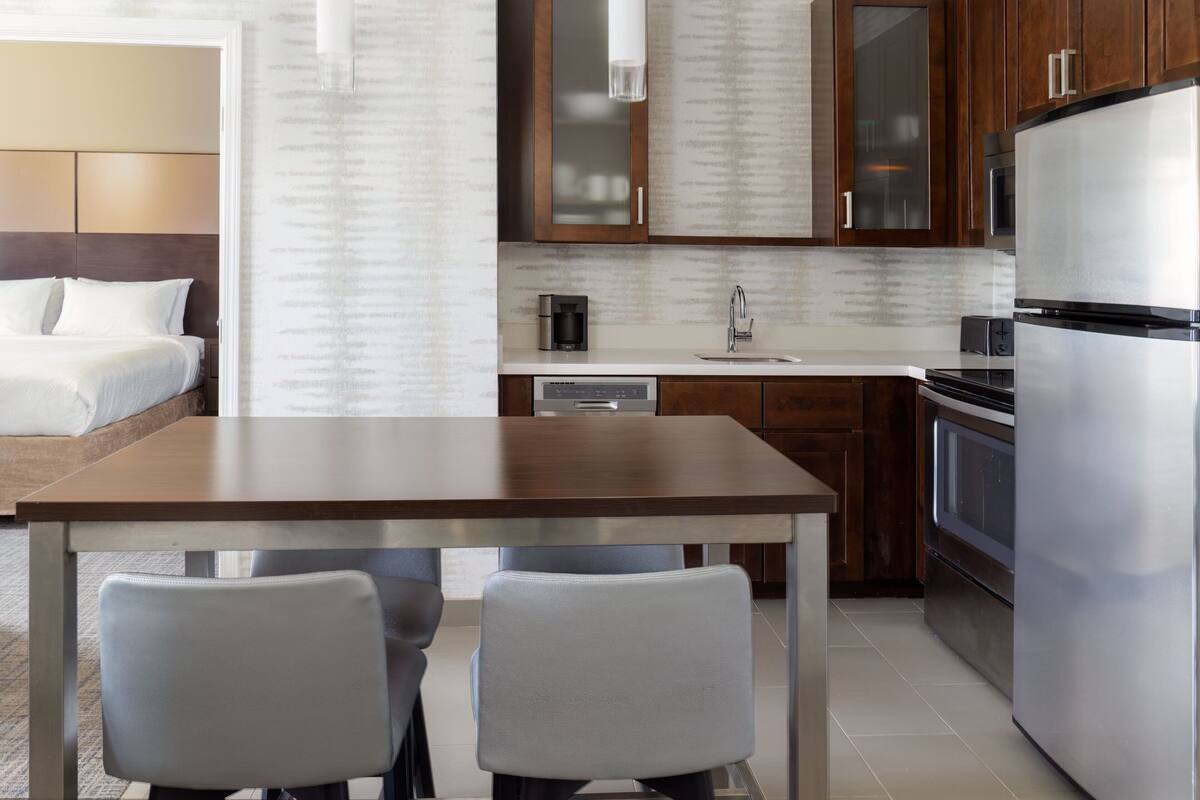 suite, 1 double bed | premium bedding, desk, blackout curtains, iron/ironing board