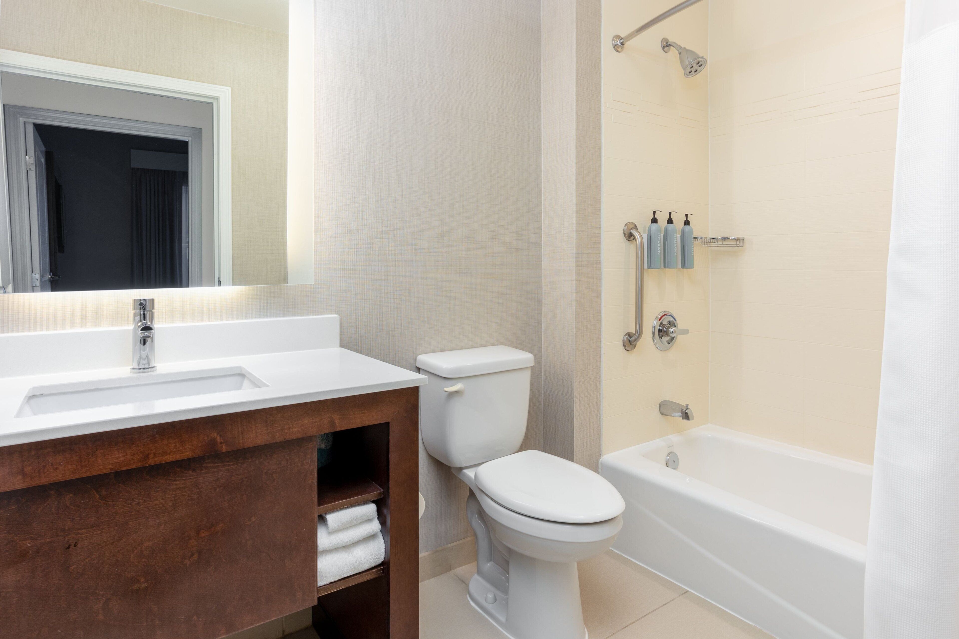 suite, 1 double bed | bathroom | shower, free toiletries, hair dryer, towels