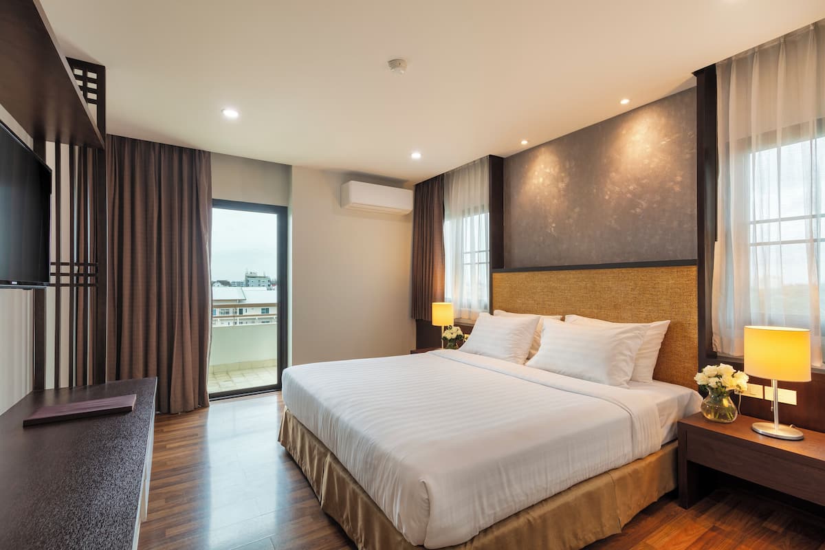 Suite Two Bedroom | 미니바, 객실 내 금고, 책상, 암막 커튼