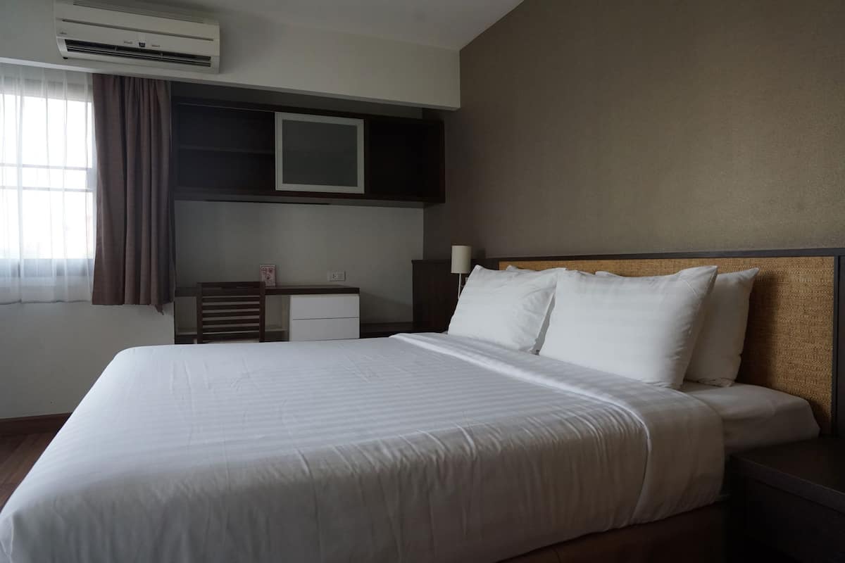 Minibar, coffres-forts dans les chambres, bureau, rideaux occultants