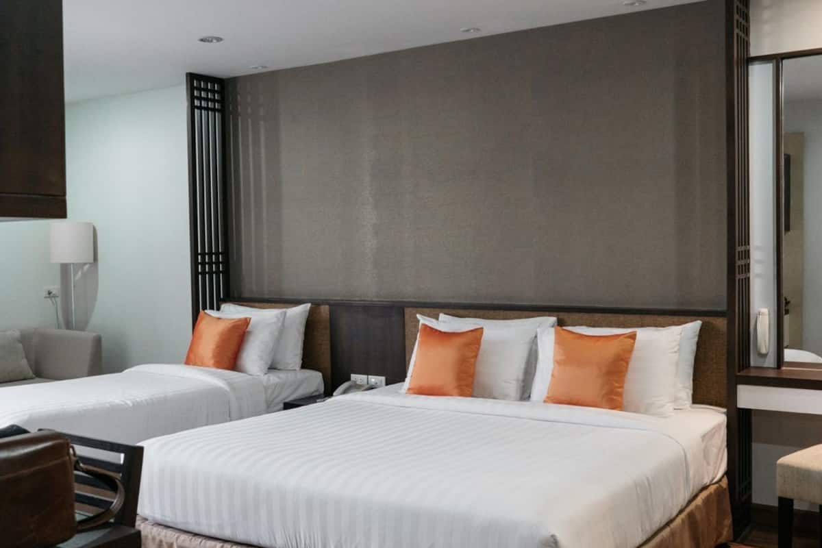 Minibar, coffres-forts dans les chambres, bureau, rideaux occultants