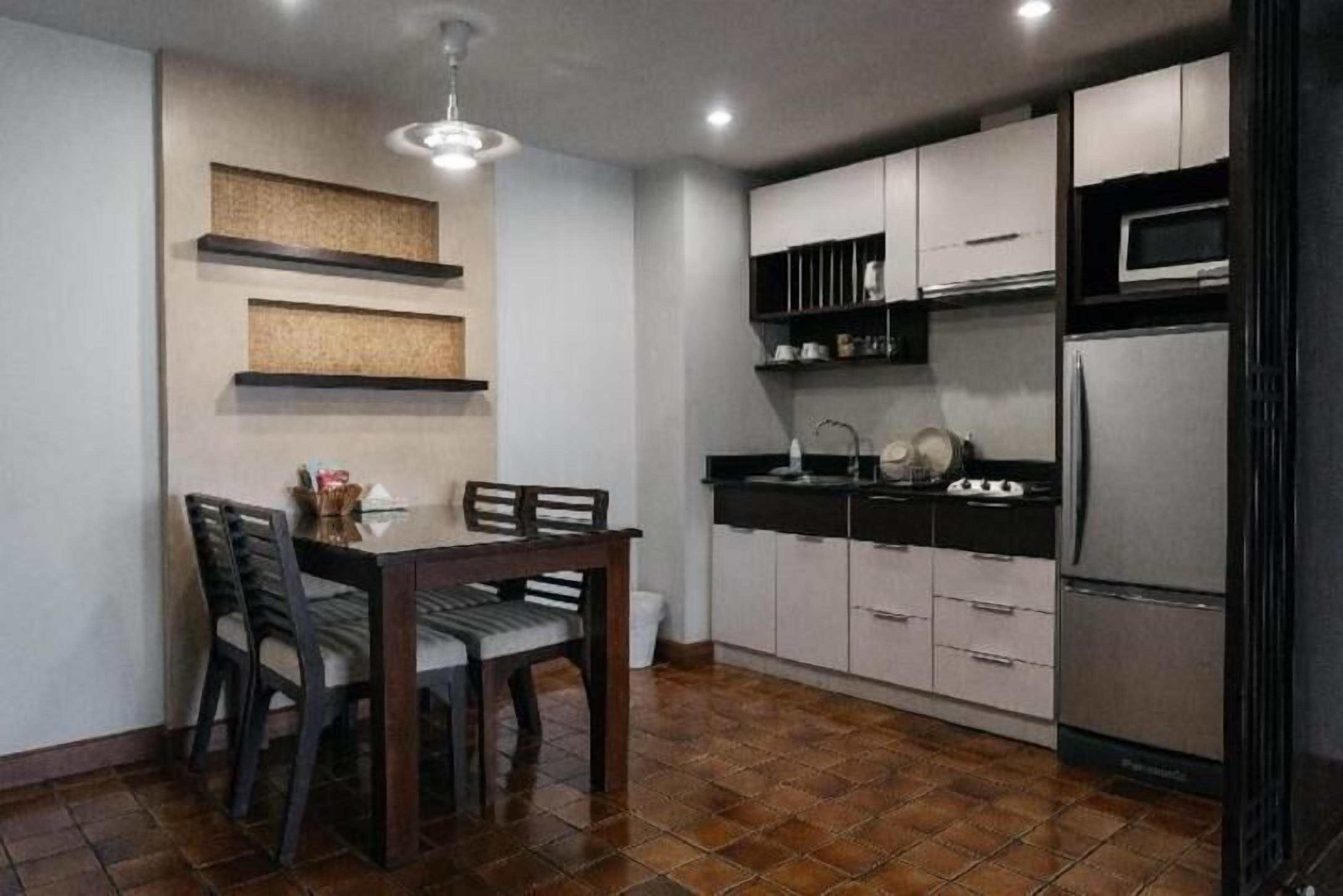 Private kitchen | Microwave, coffee/tea maker, paper towels