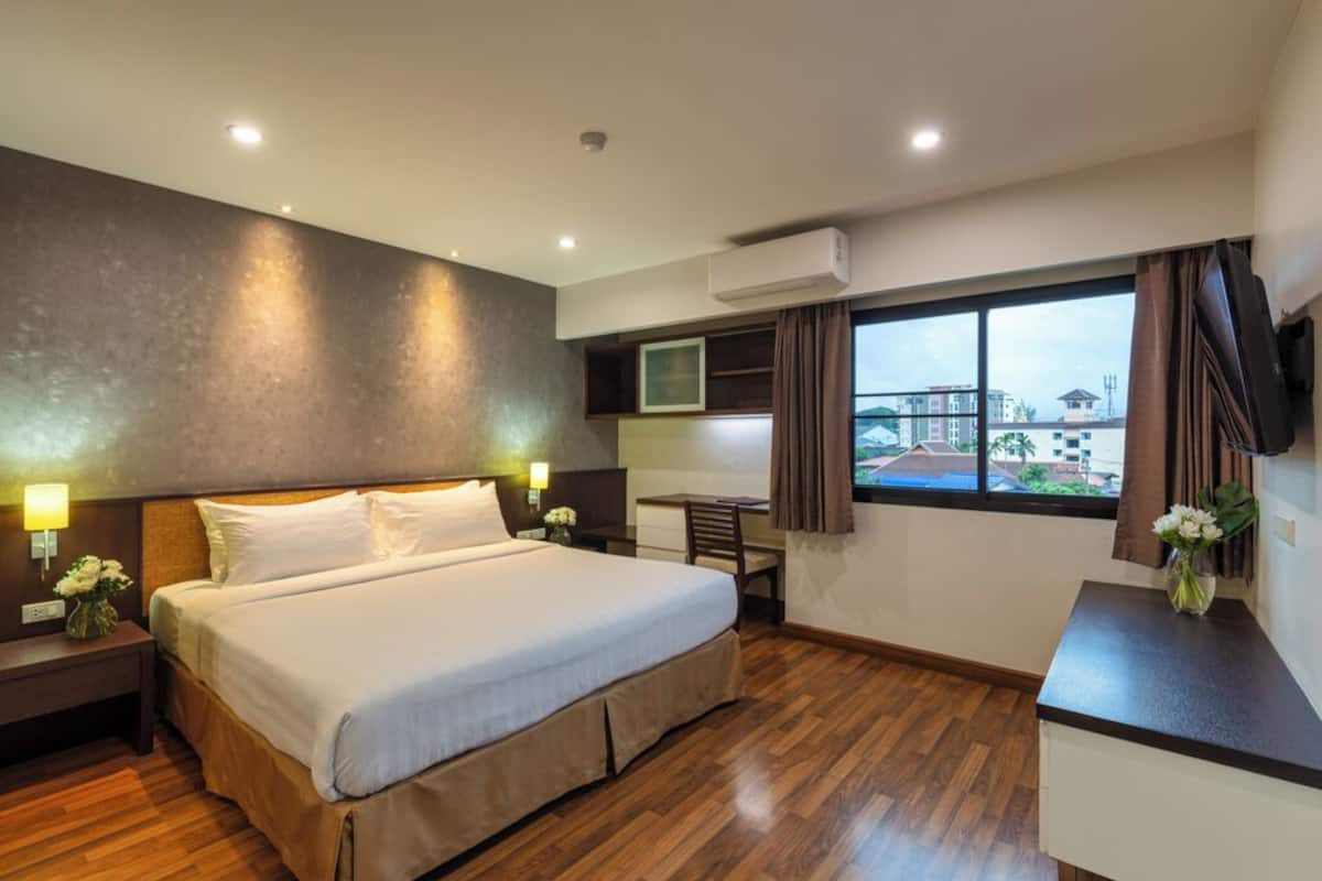 Superior One Bedroom | Minibar, una cassaforte in camera, una scrivania, tende oscuranti
