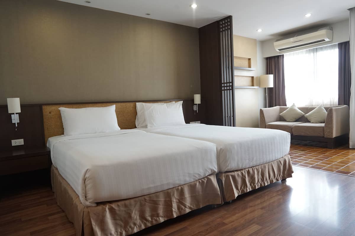 Minibar, coffres-forts dans les chambres, bureau, rideaux occultants