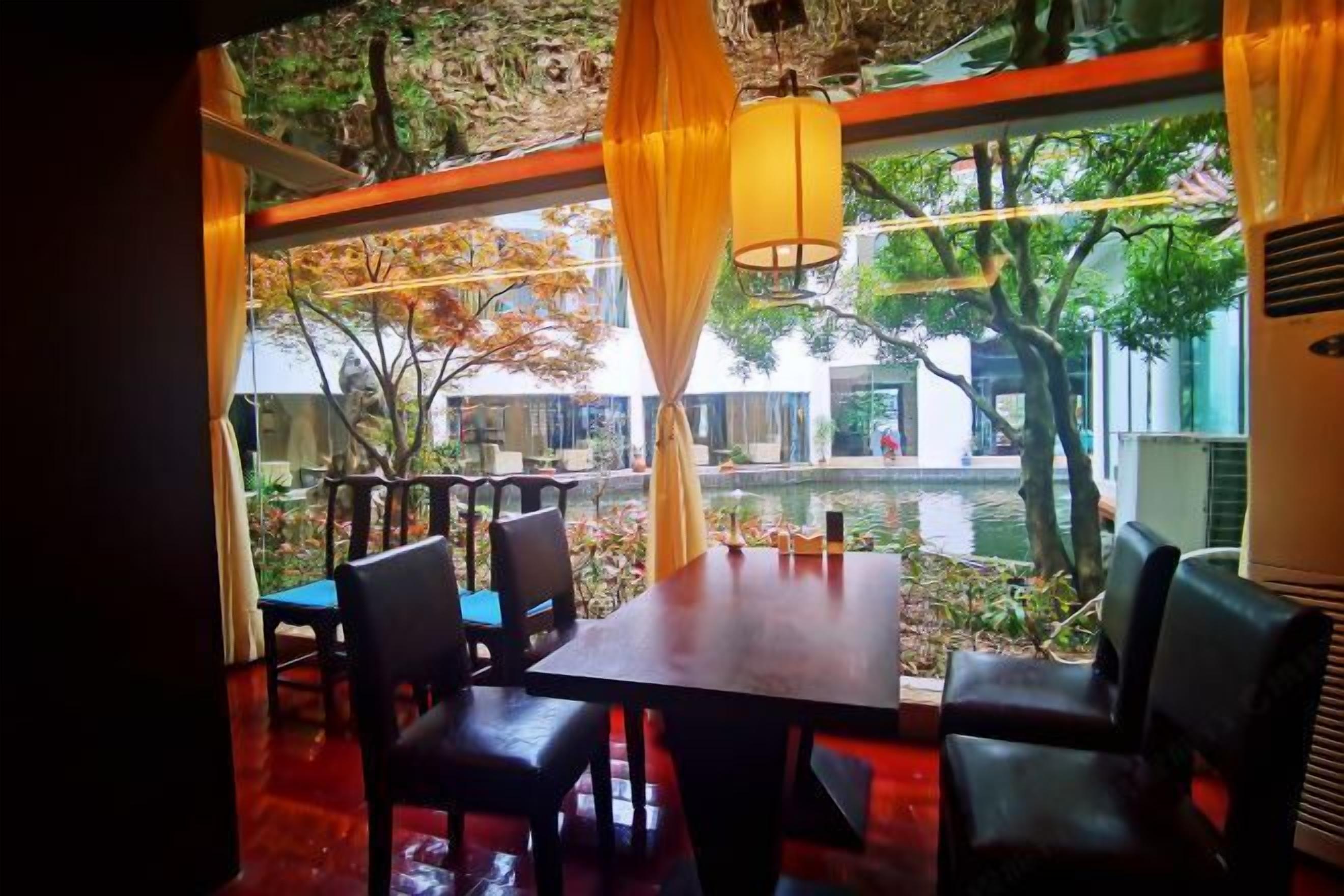 20 restoran, kahvaltı, öğle yemeği, akşam yemeği sunulur, Çin mutfağı 