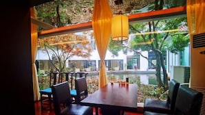20 restaurants; breakfast, lunch, and dinner served - Huangshan Tong Ju Lou Xin 'an banquet hotel (Huangshan)