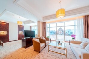 Minibar, coffres-forts dans les chambres, bureau