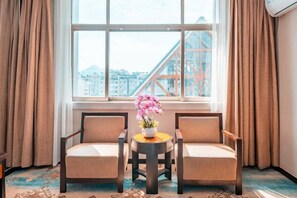 Minibar, coffres-forts dans les chambres, bureau