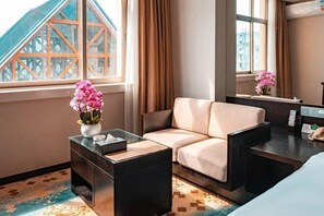 Minibar, värdeförvaringsskåp på rummet, skrivbord och extrasängar