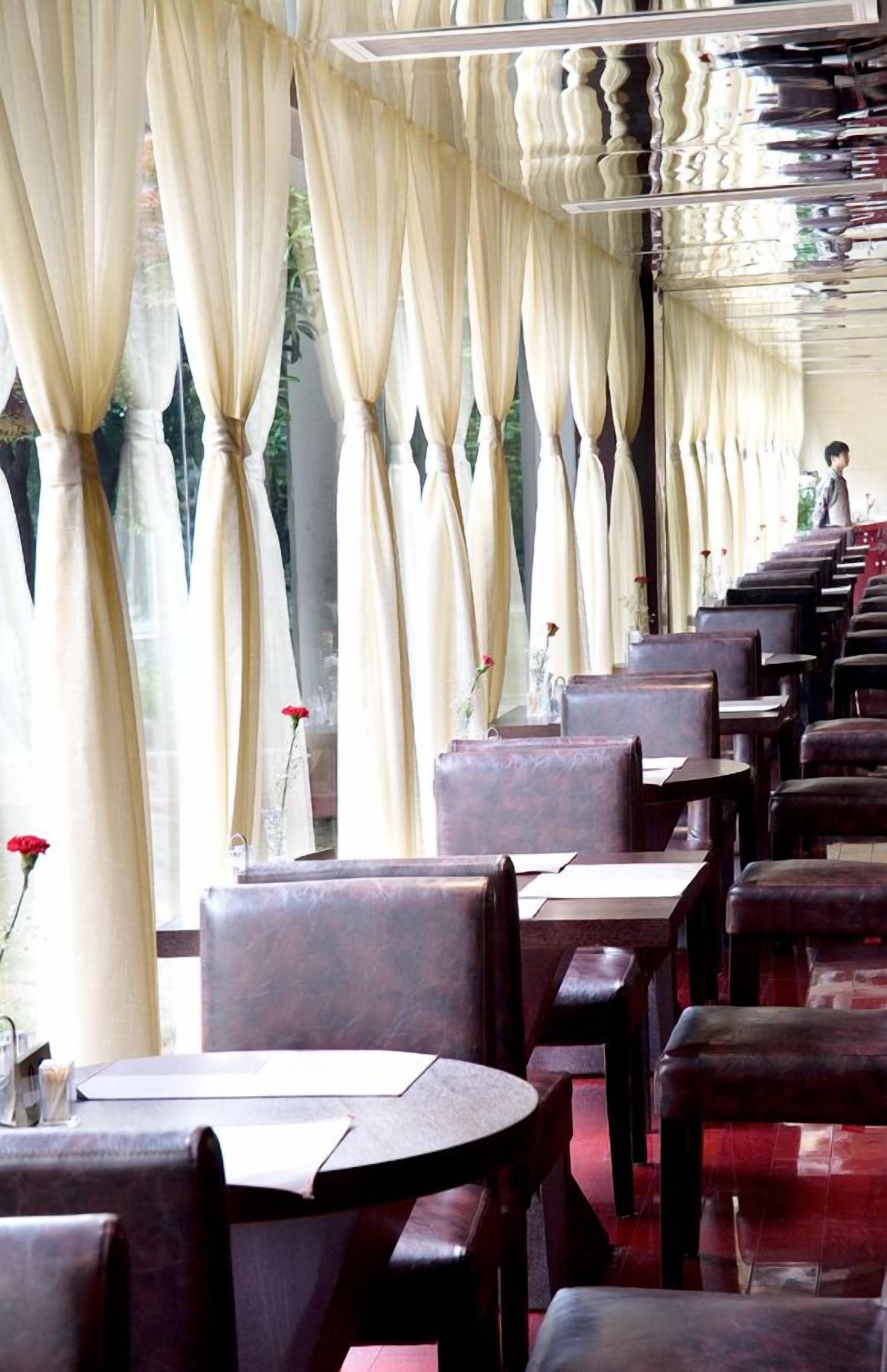 20 间餐厅，供应早餐、午餐和晚餐，中国菜