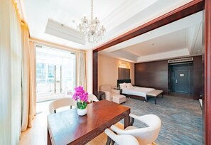 Minibar, coffres-forts dans les chambres, bureau