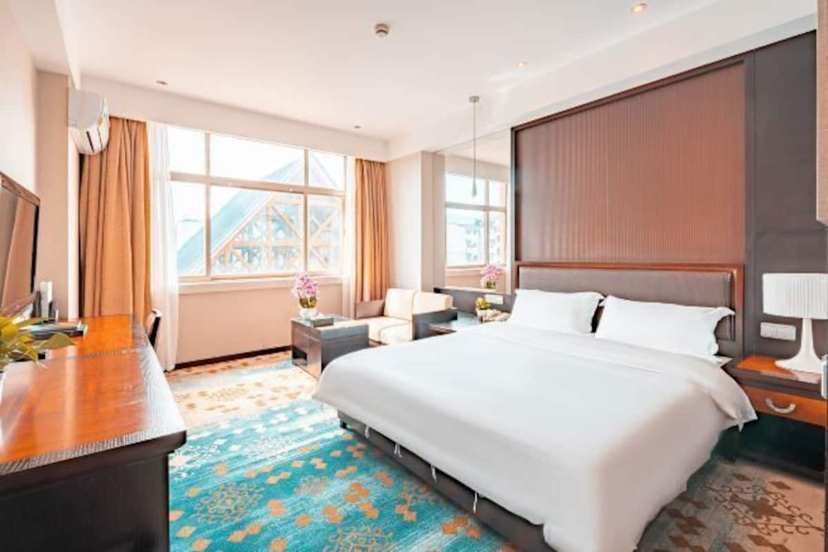 Minibar, safe på rommet, skrivebord og ekstrasenger (mot et tillegg)