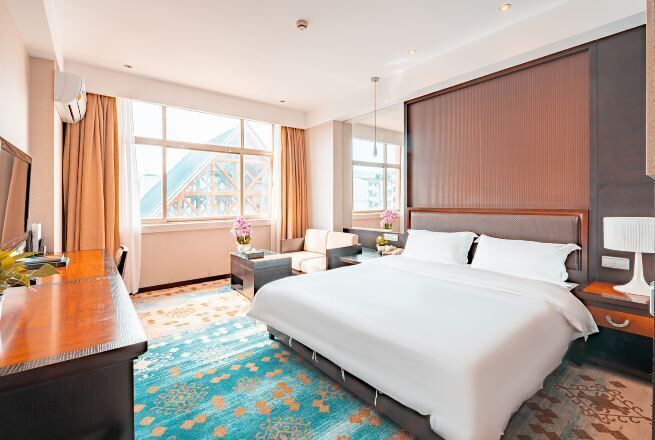 Een minibar, een kluis op de kamer, een bureau, extra bedden (toeslag)