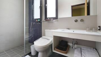 Superior Twin Room | Bathroom | Shower, hair dryer, towels, toilet paper