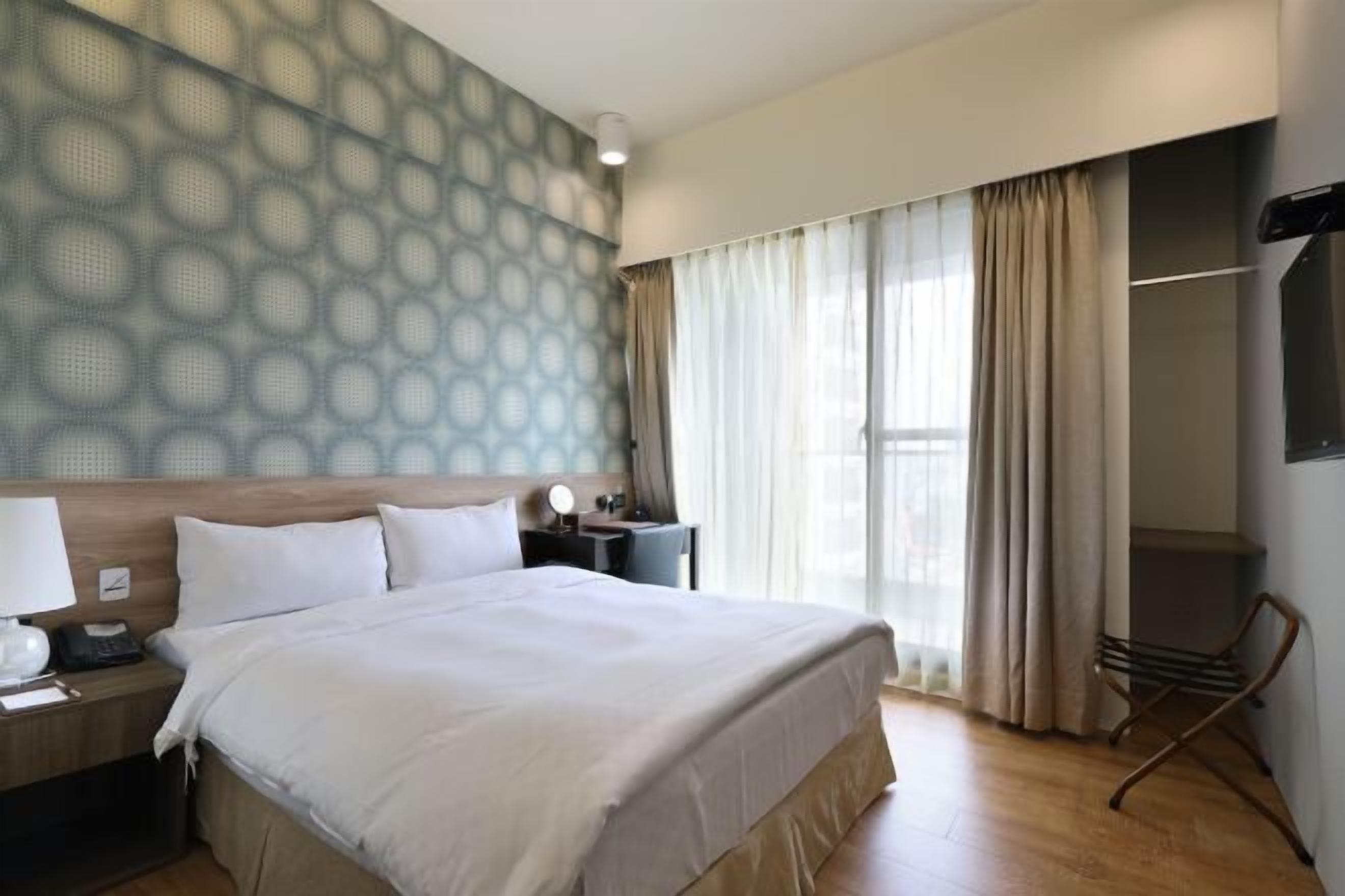 In-room safe, soundproofing, free WiFi, bed sheets