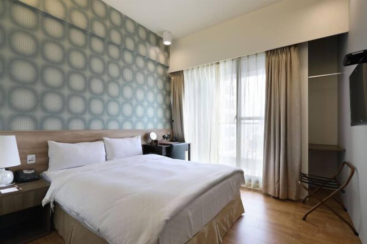 In-room safe, soundproofing, free WiFi, bed sheets