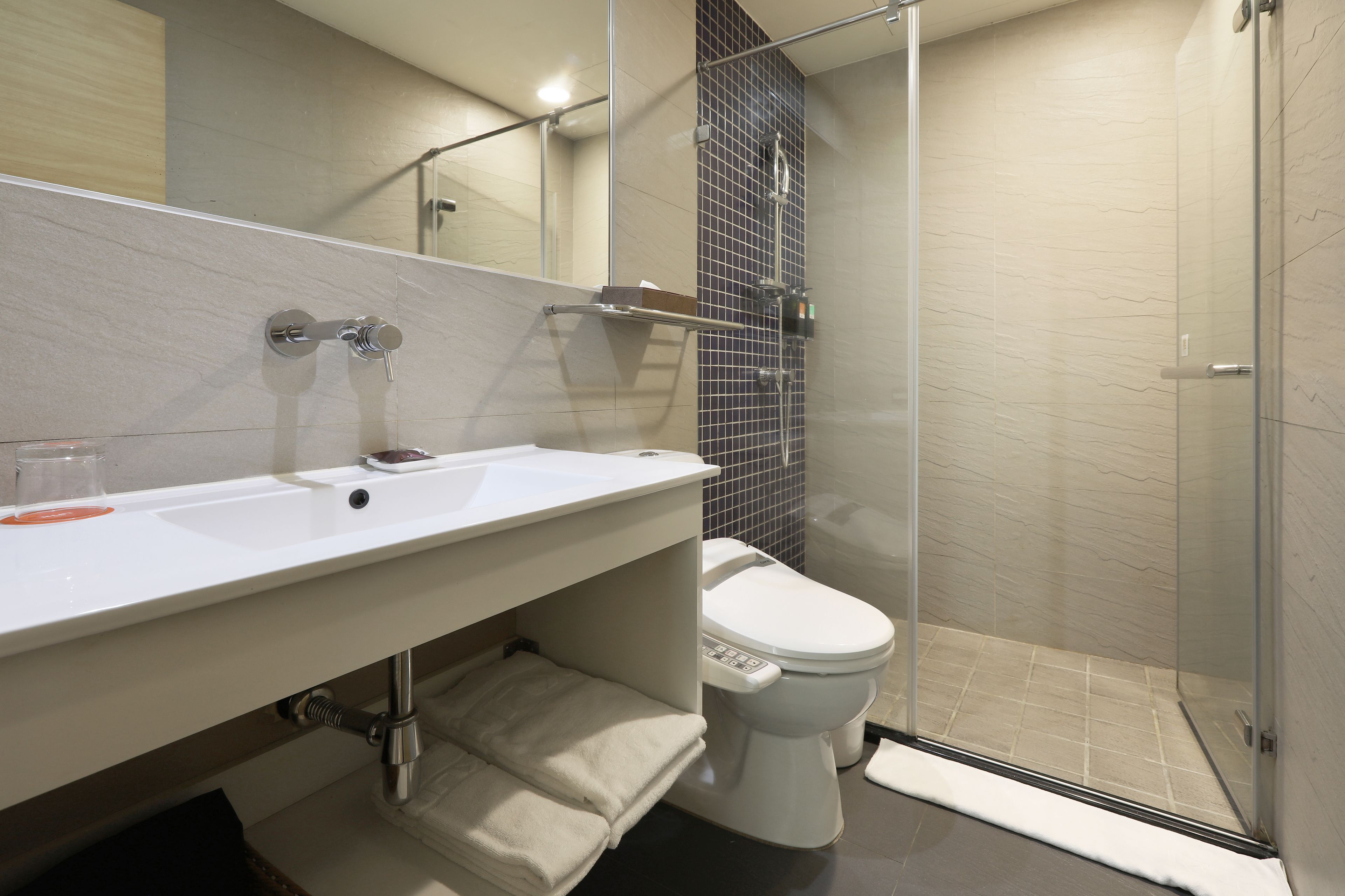 executive room | bathroom | shower, hair dryer, towels, toilet paper
