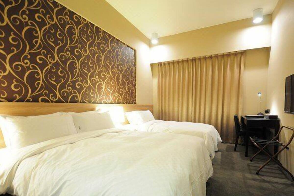 In-room safe, soundproofing, free WiFi, bed sheets