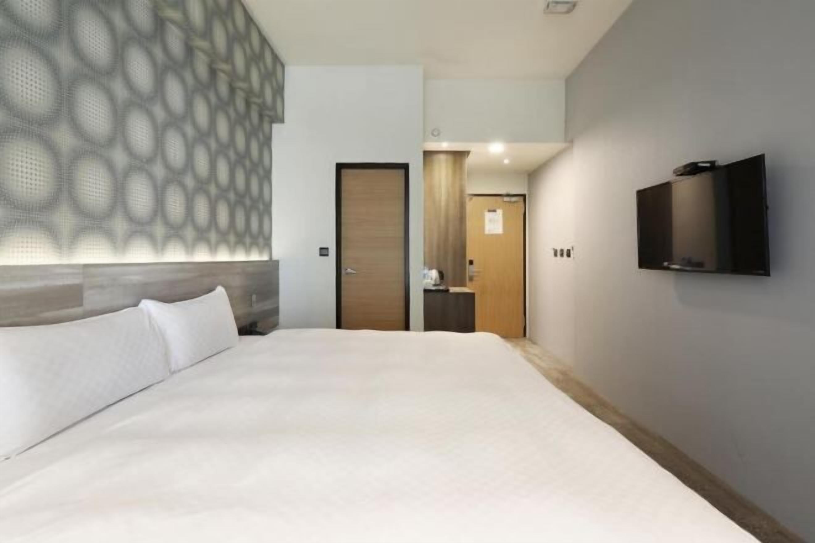 Cofres nos quartos, quartos à prova de som, Wi-Fi de cortesia