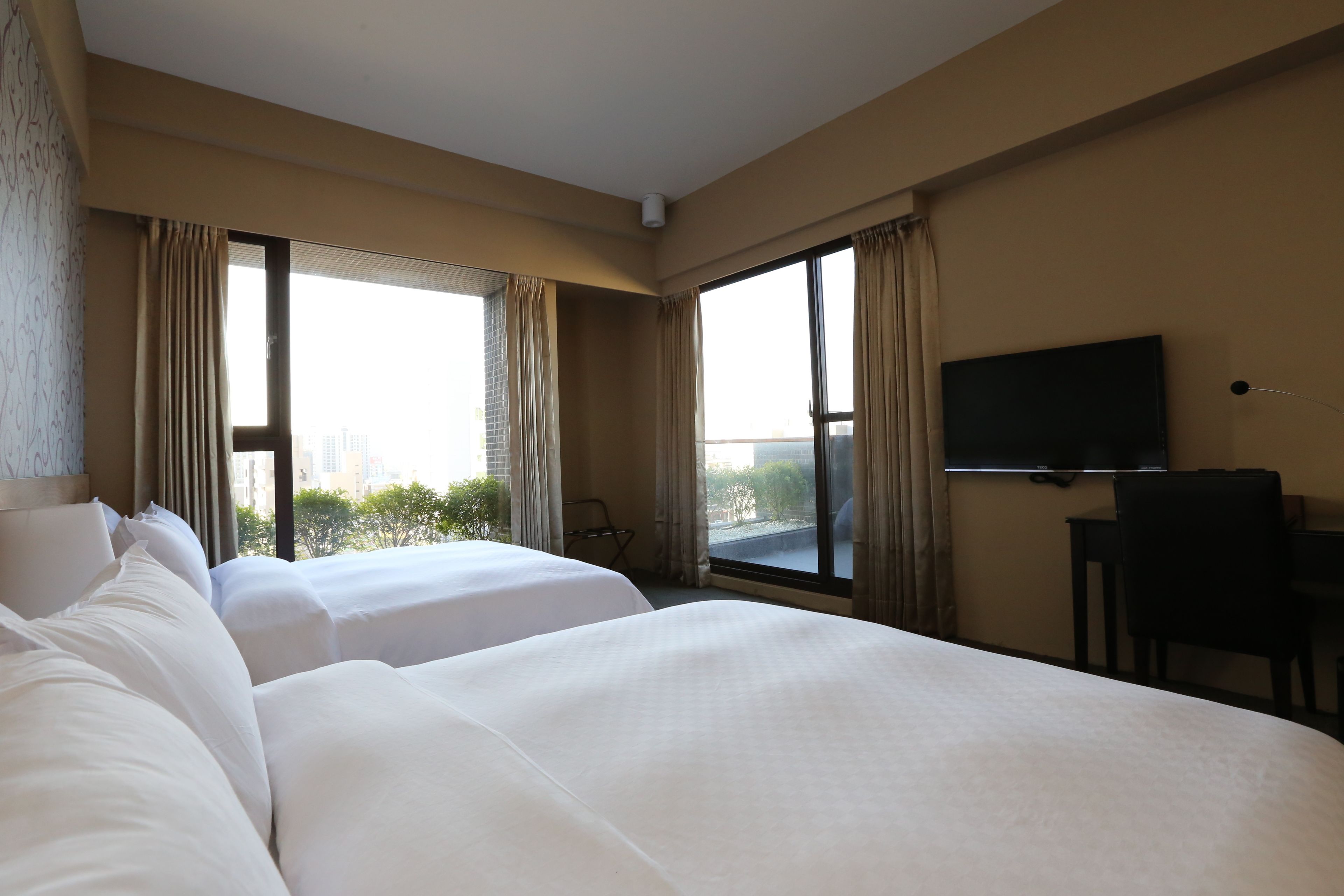 in-room safe, soundproofing, free wifi, bed sheets