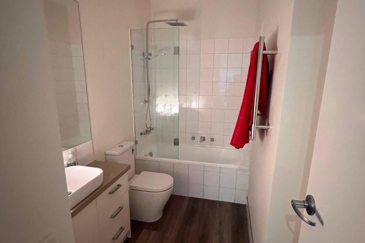 Un baño con inodoro, lavabo y ducha.