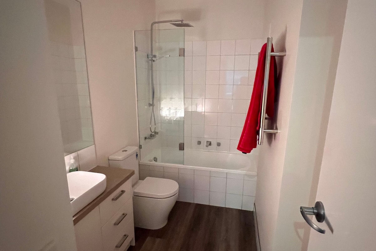 Executive Apartment, 2 Bedrooms | Bathroom | Shower, free toiletries, hair dryer, towels