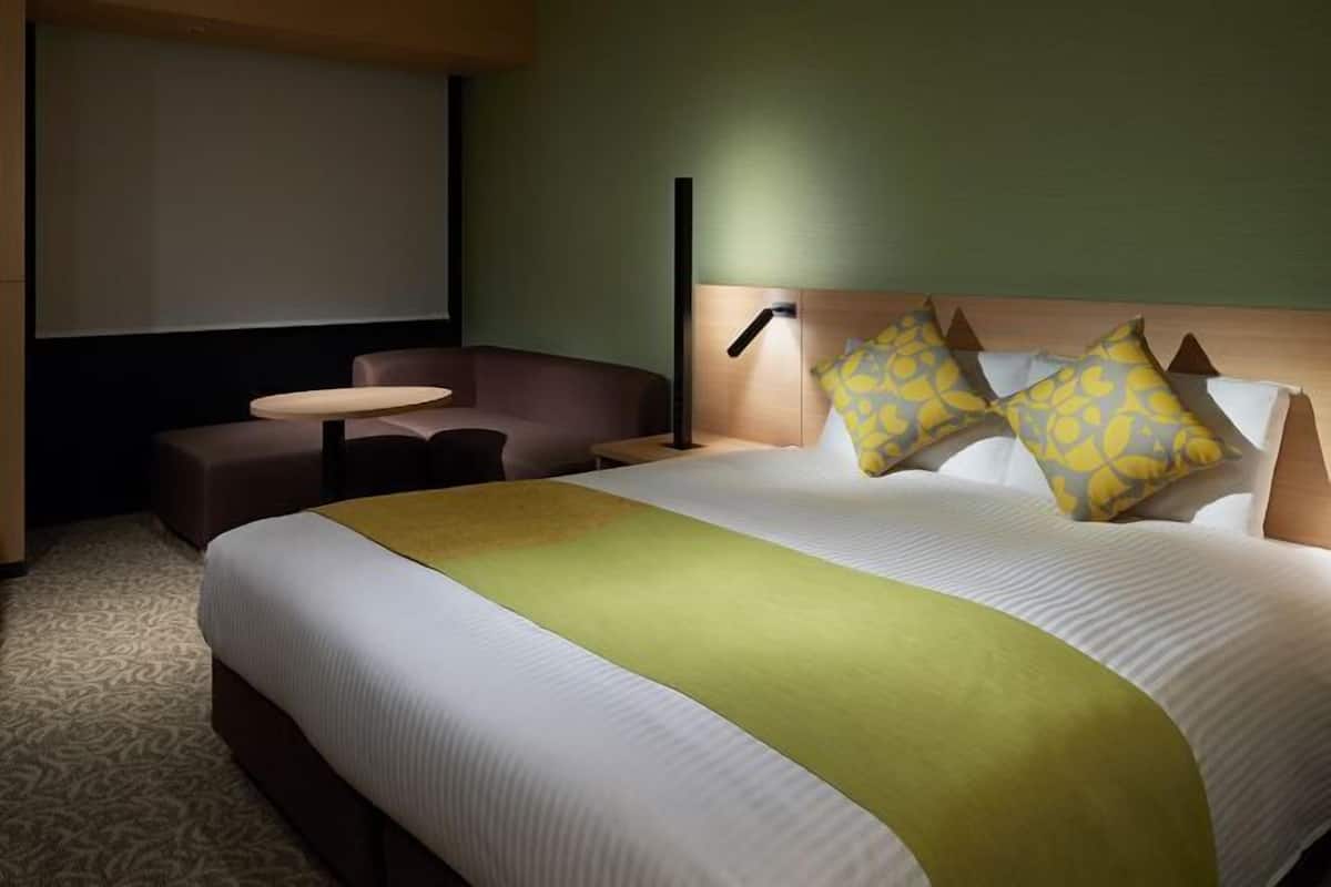 Blackout curtains, free WiFi, bed sheets