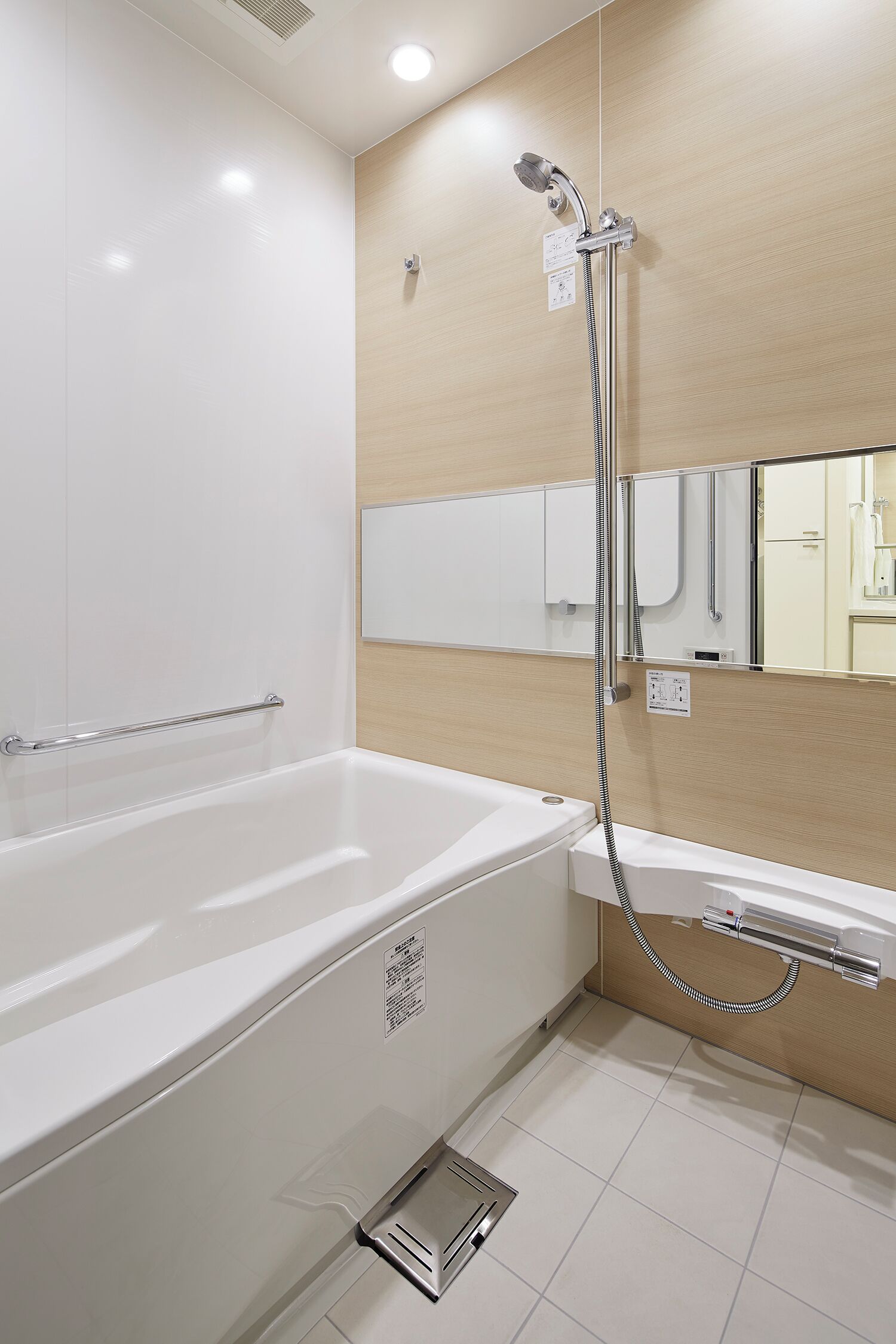 Combined shower/tub, free toiletries, hair dryer, slippers