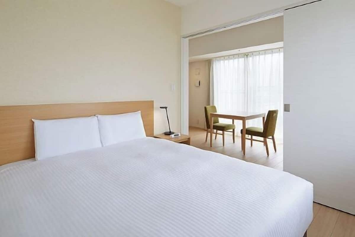 Blackout drapes, free WiFi, bed sheets