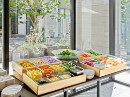 Daily buffet breakfast (JPY 1800 per person)