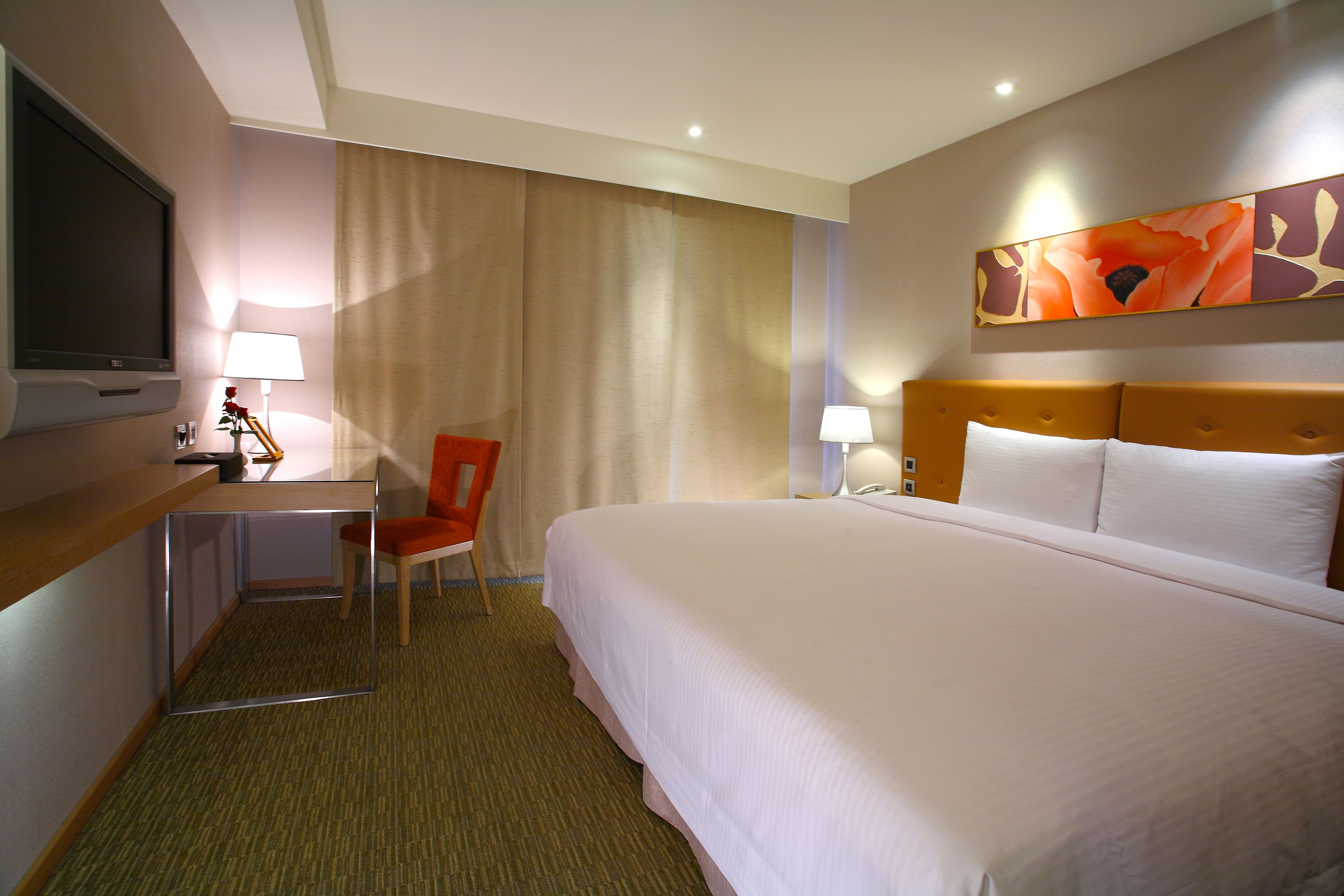 minibar, desk, soundproofing, free wifi