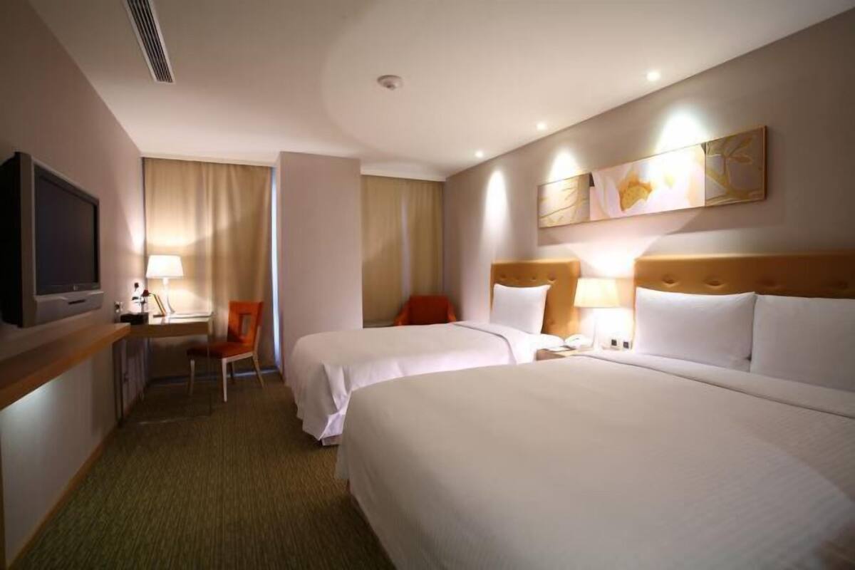Minibar, desk, soundproofing, WiFi (free)