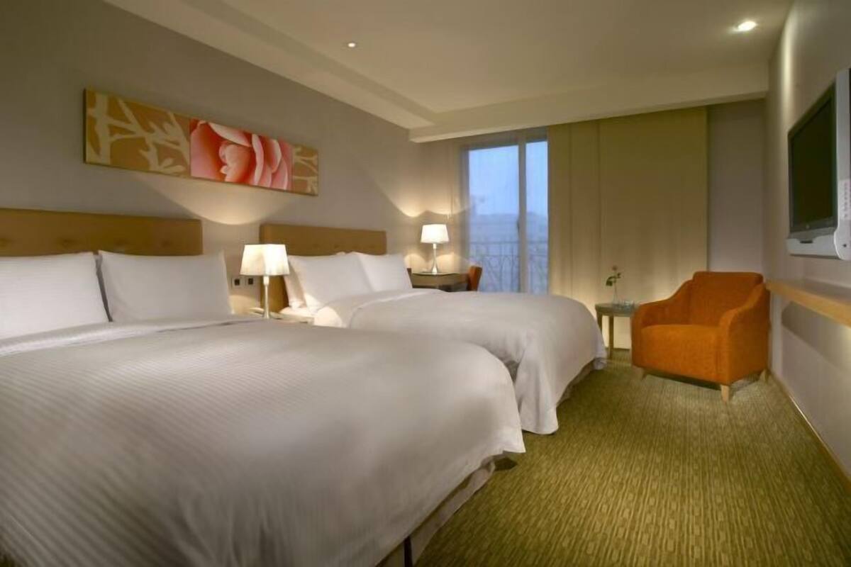Minibar, desk, soundproofing, WiFi (free)