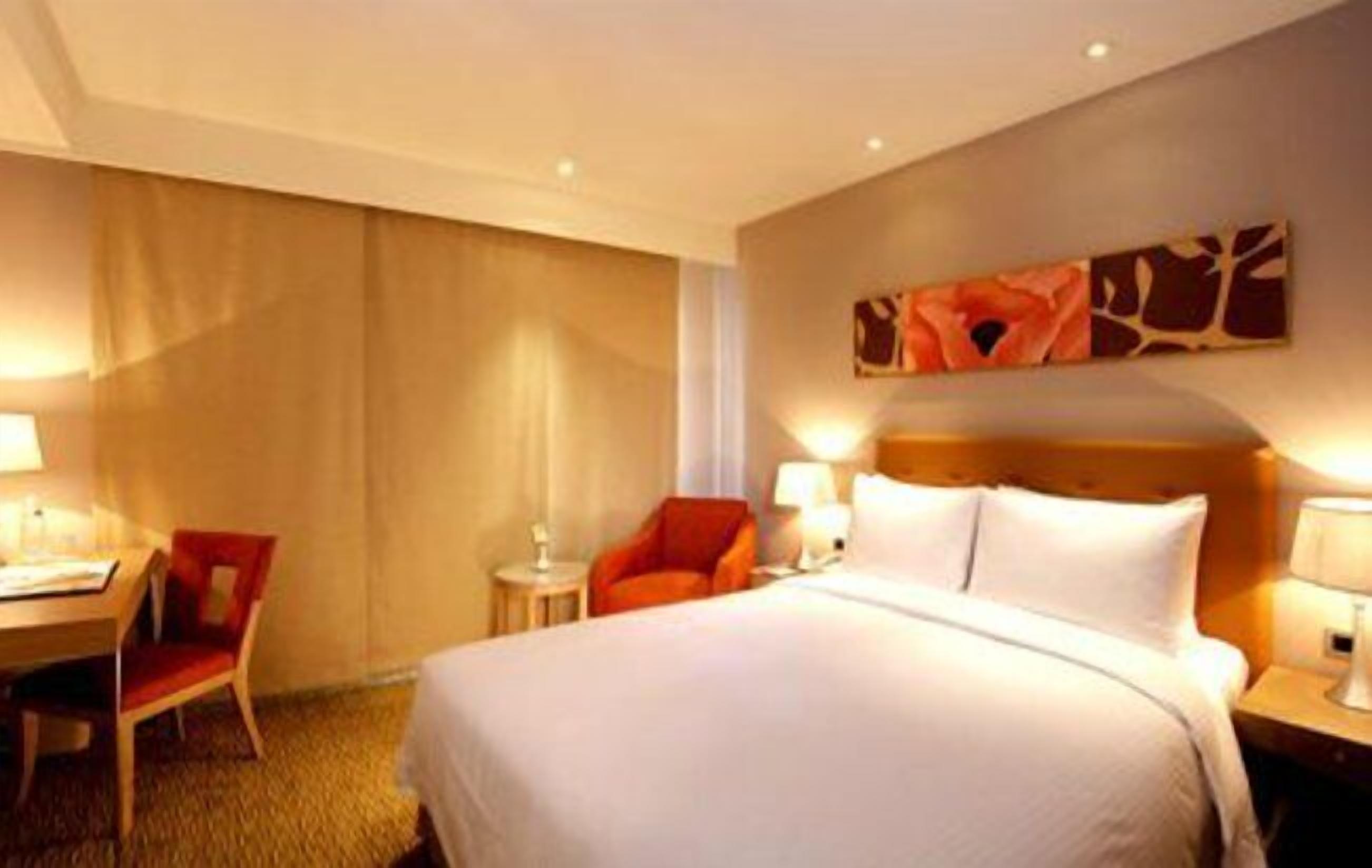 Minibar, desk, soundproofing, free WiFi