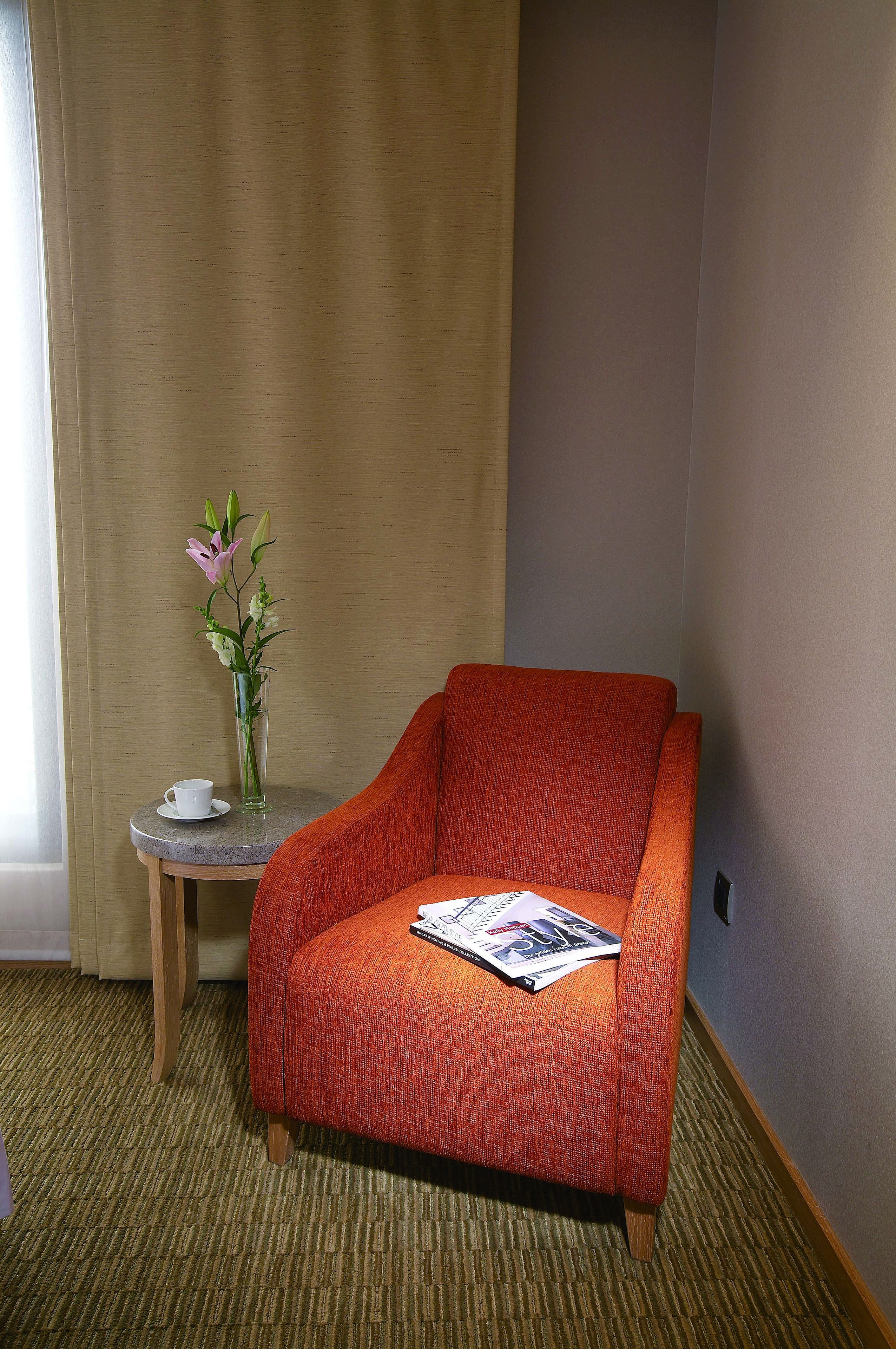 family room | minibar, desk, soundproofing, free wifi