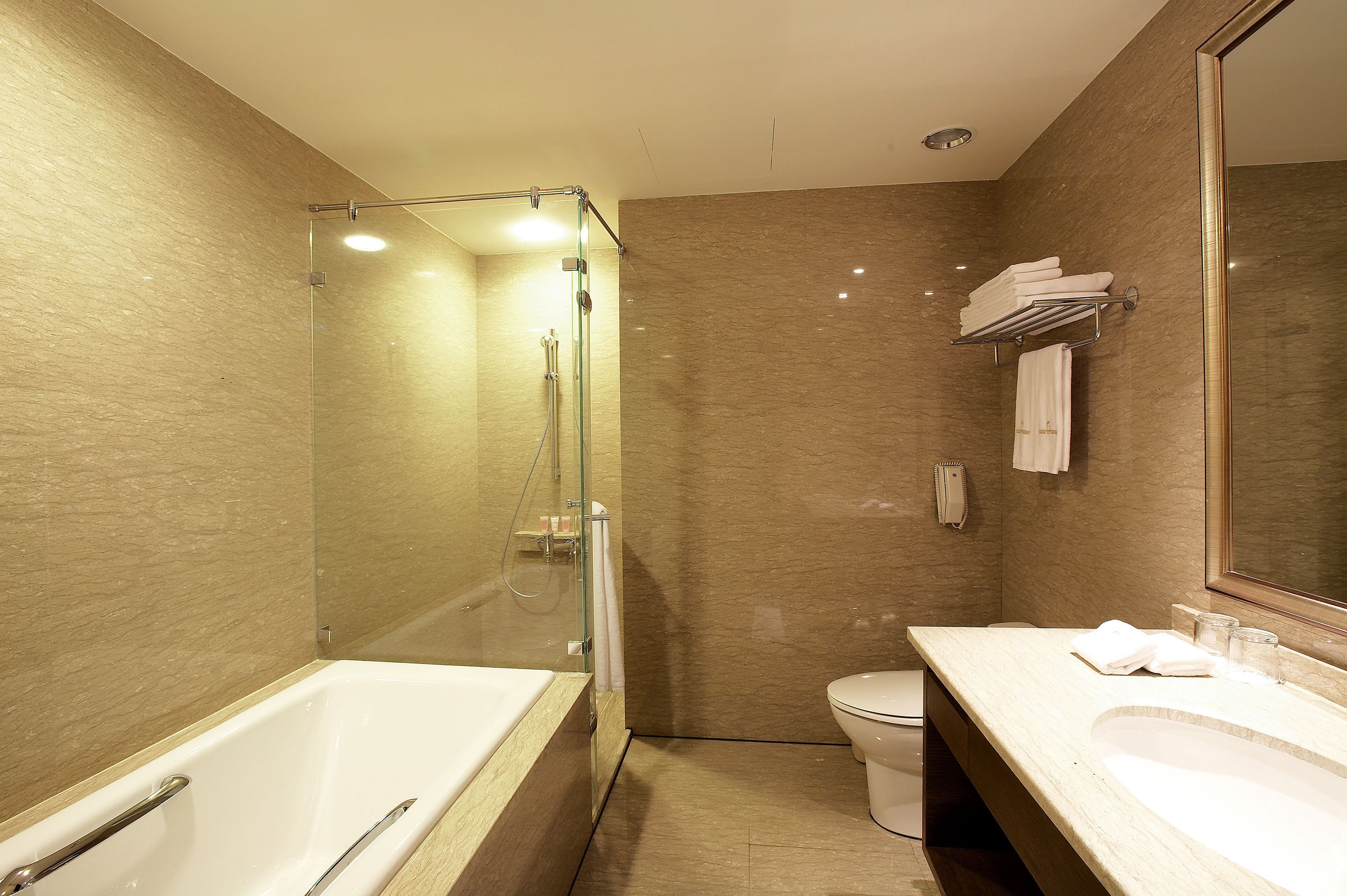 elite suite | bathroom | shower, hydromassage showerhead, hair dryer, towels