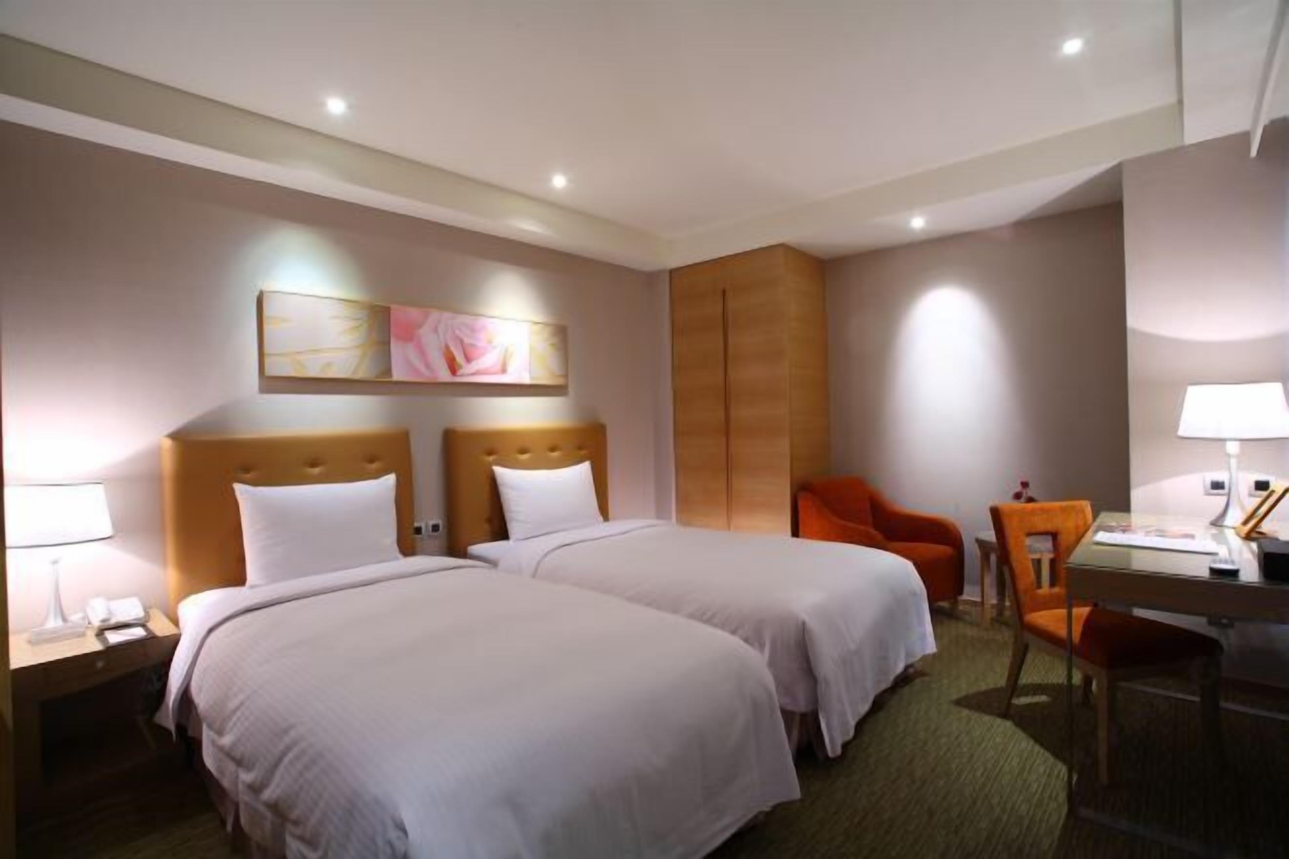 Minibar, desk, soundproofing, free WiFi