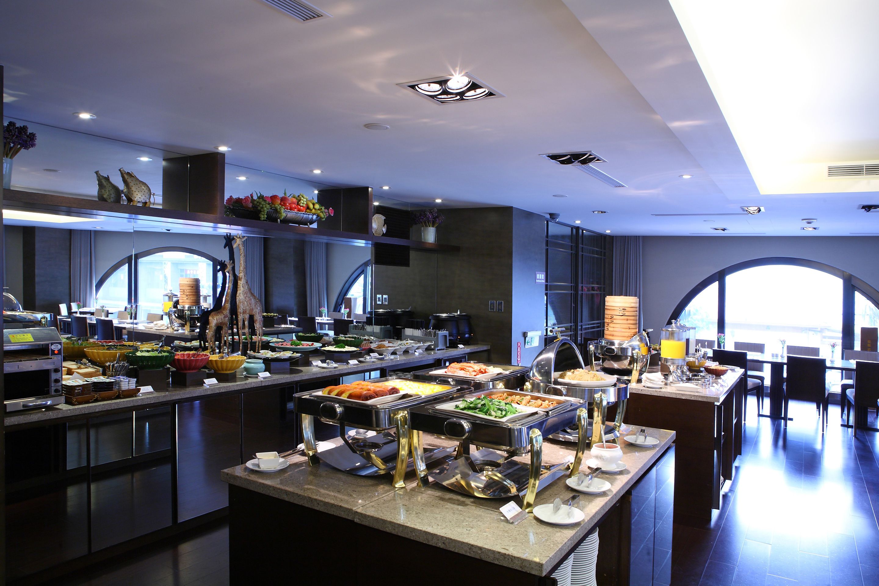 Daily buffet breakfast (TWD 220 per person)