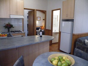 Lemari es, microwave, kompor, dan mesin pembuat kopi/teh