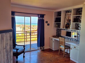 Dotted Blue  | Premium bedding, in-room safe, individually decorated, desk - Bluebottle Guest House (Cape Town)