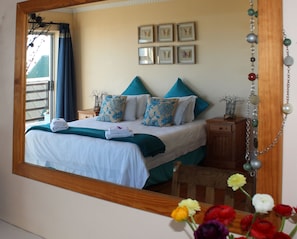 Cape Blue  | Premium bedding, in-room safe, individually decorated, desk - Bluebottle Guest House (Cape Town)