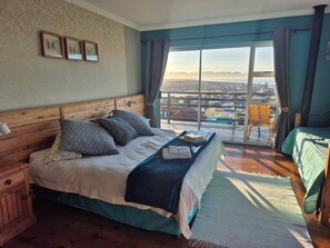 Cape Blue  | Premium bedding, in-room safe, individually decorated, desk - Bluebottle Guest House (Cape Town)